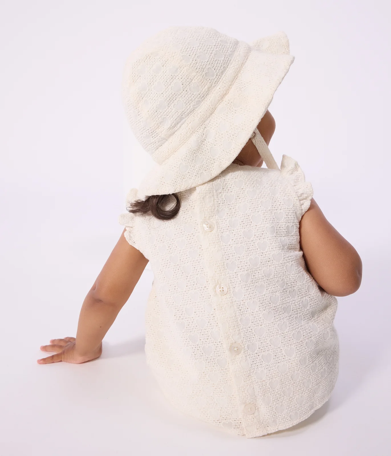 Babies' 2-piece outfit in broderie anglaise, hearts design