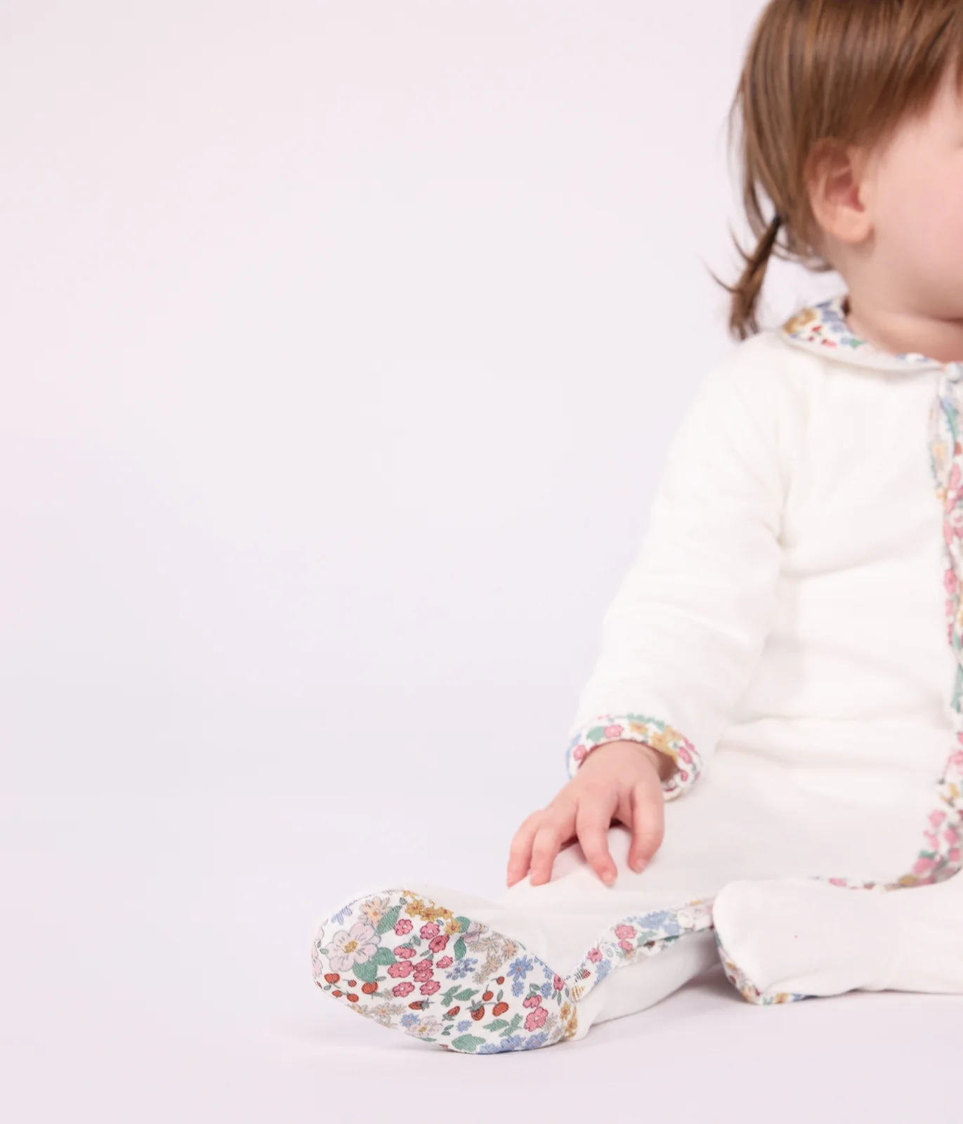 Babies' pyjama suit in plain velour with a collar and floral print detail