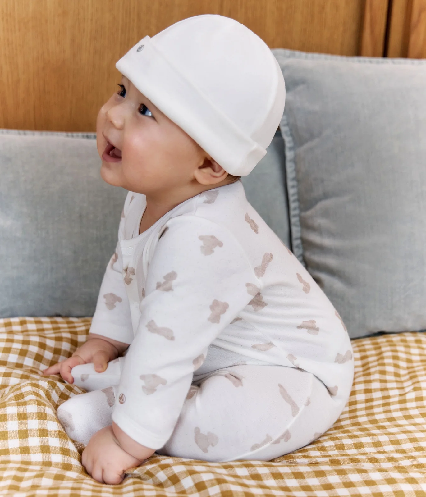 Unisex baby sleepsuit in thick cotton with a teddy bear print
