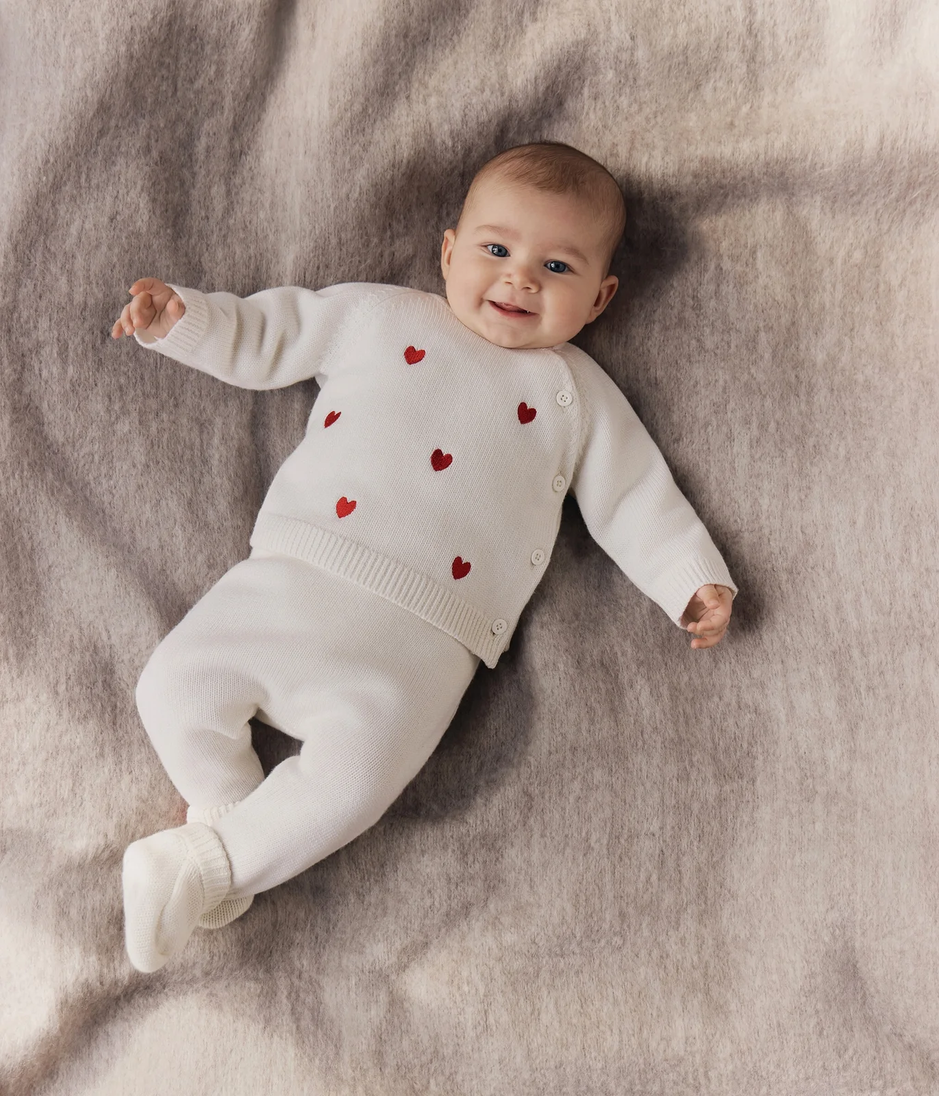 Babies' two-piece knitted outfit with embroidered hearts