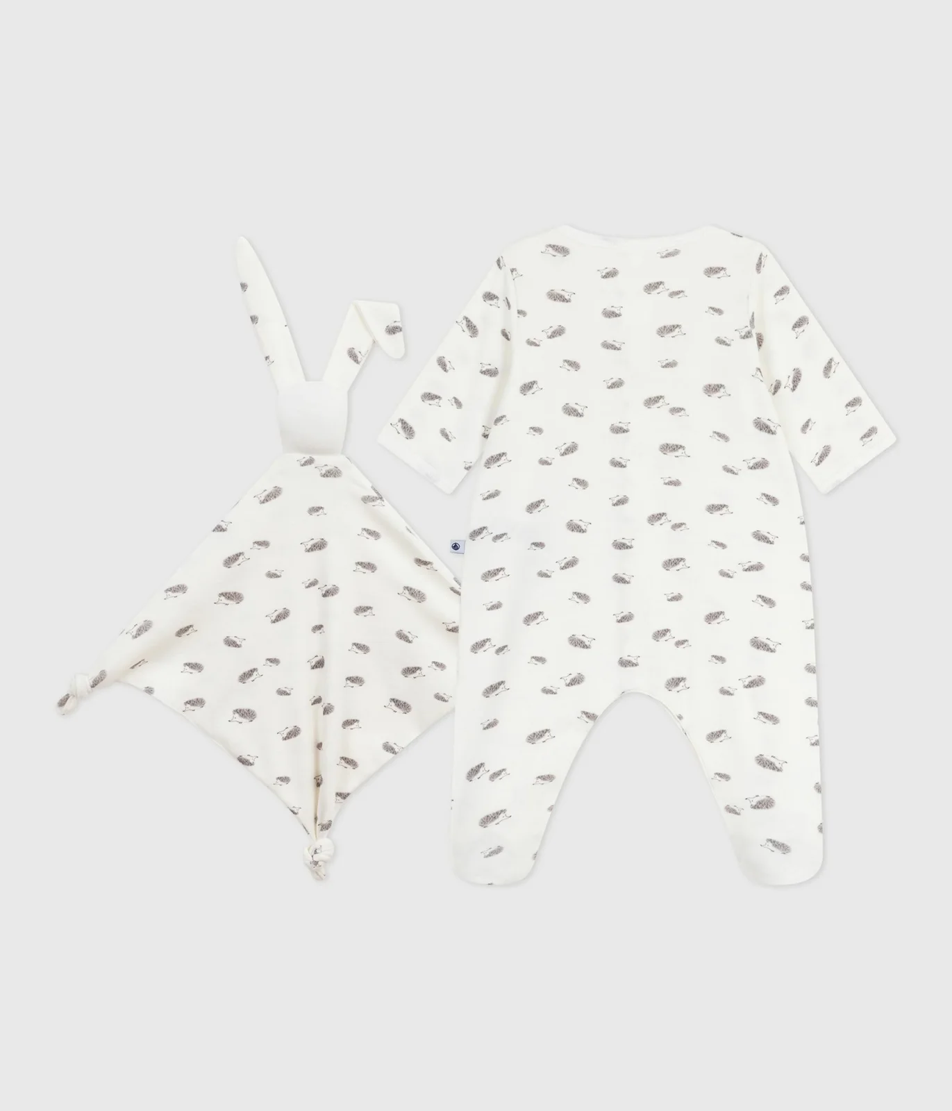 Newborn babies' printed cotton gift set