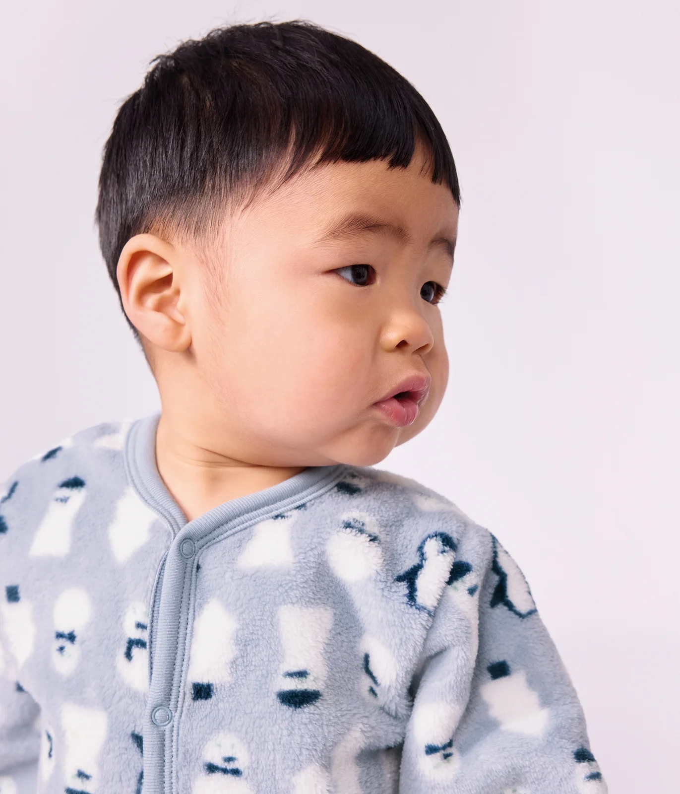 Babies' fleece onesie with a snowman print