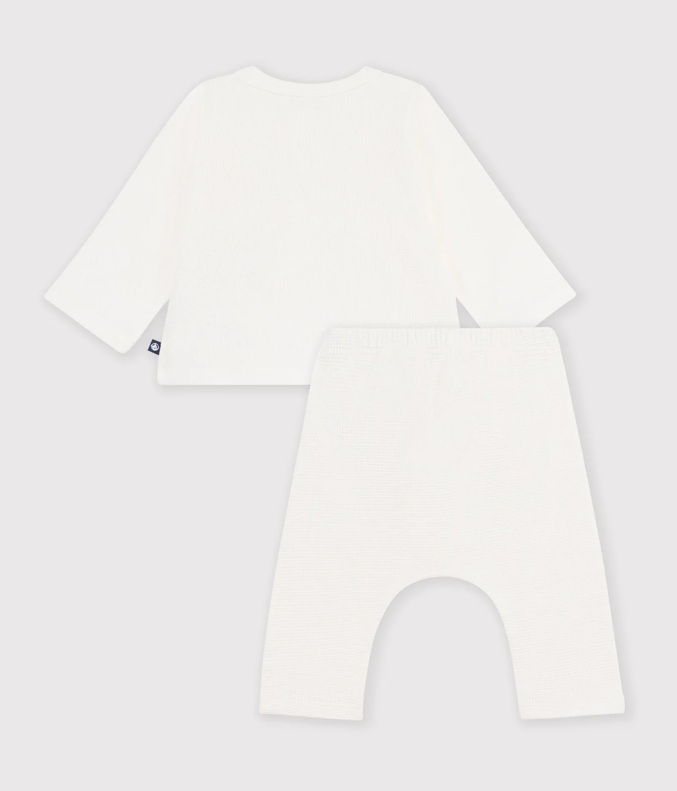 Baby set in plain embroidered cotton chest
