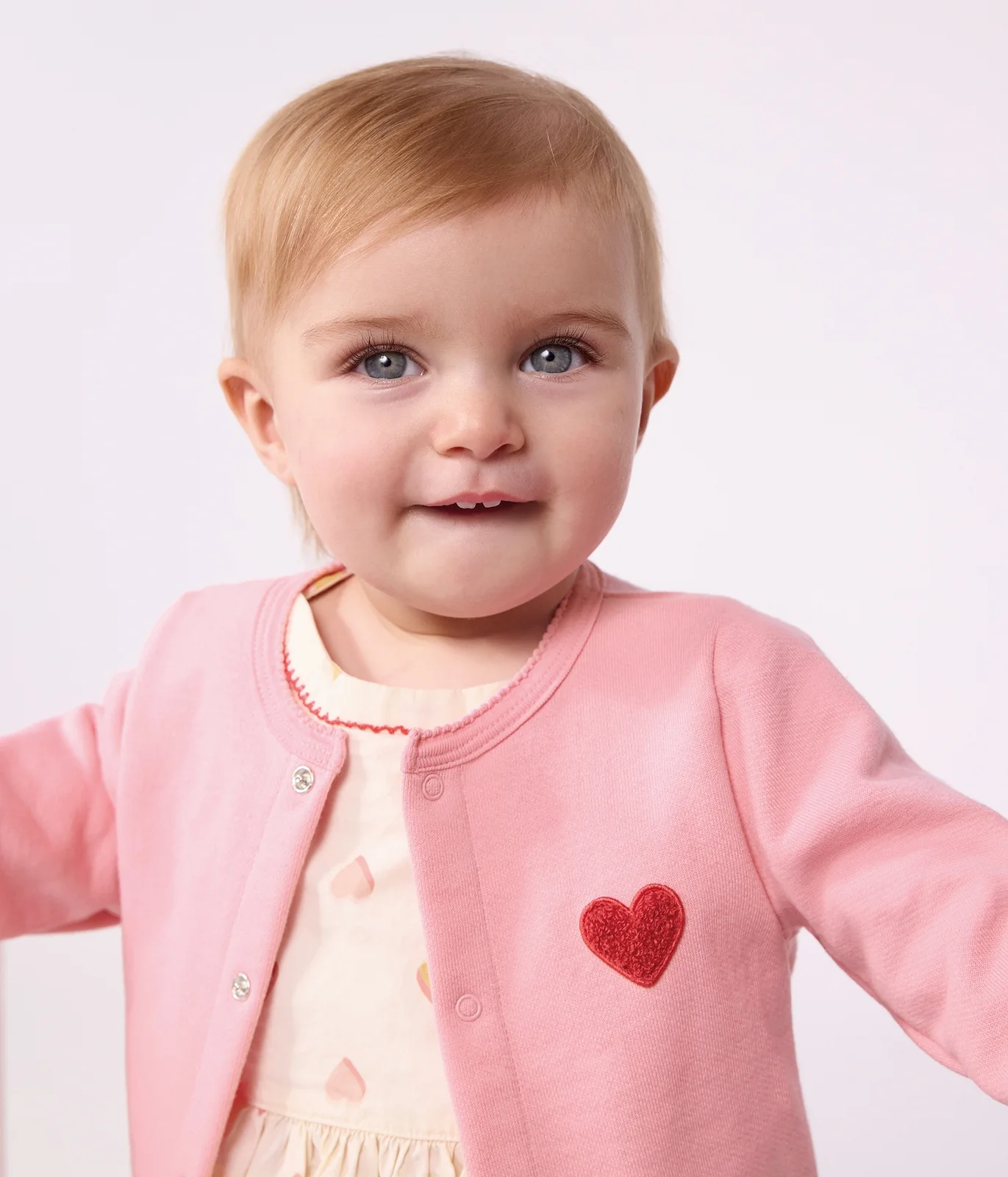 Babies' plain cotton cardigan with a heart badge