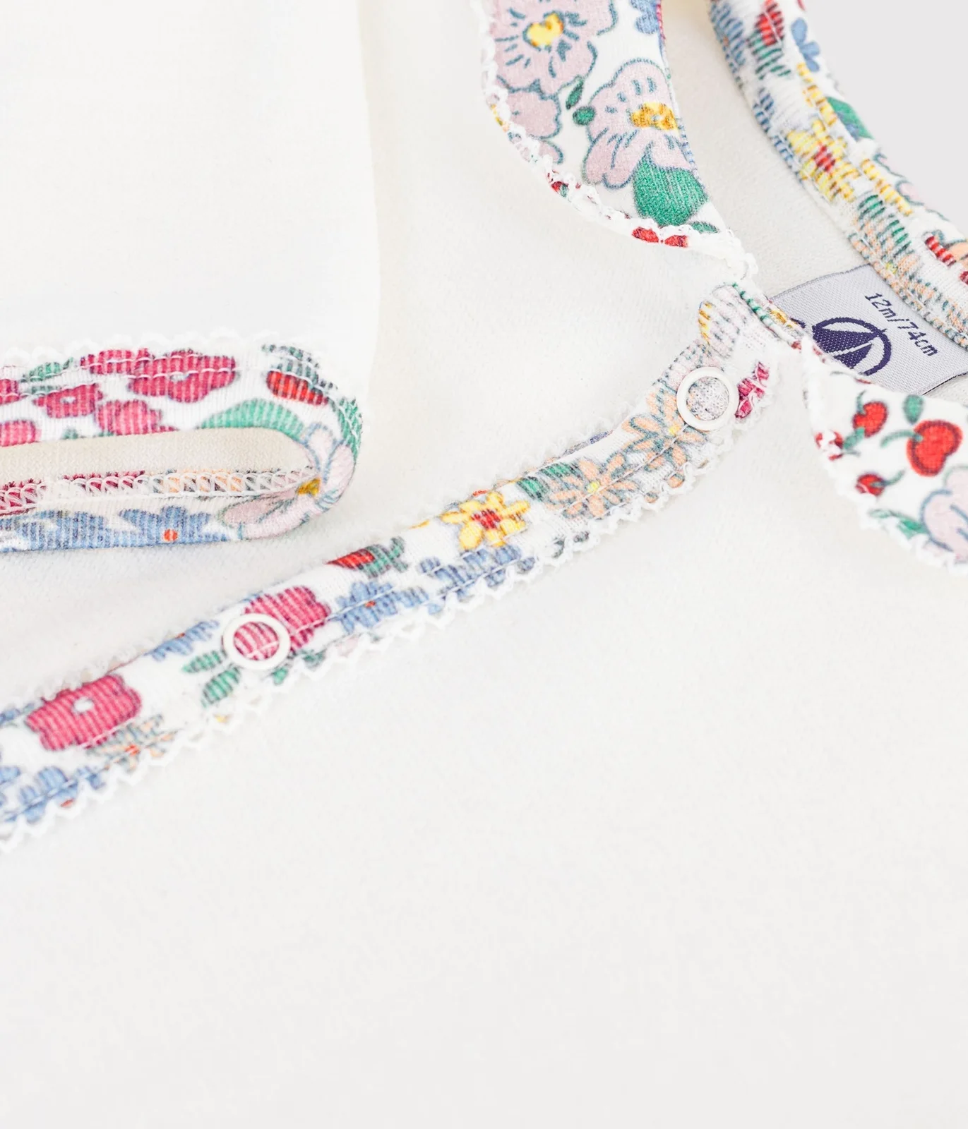Babies' pyjama suit in plain velour with a collar and floral print detail