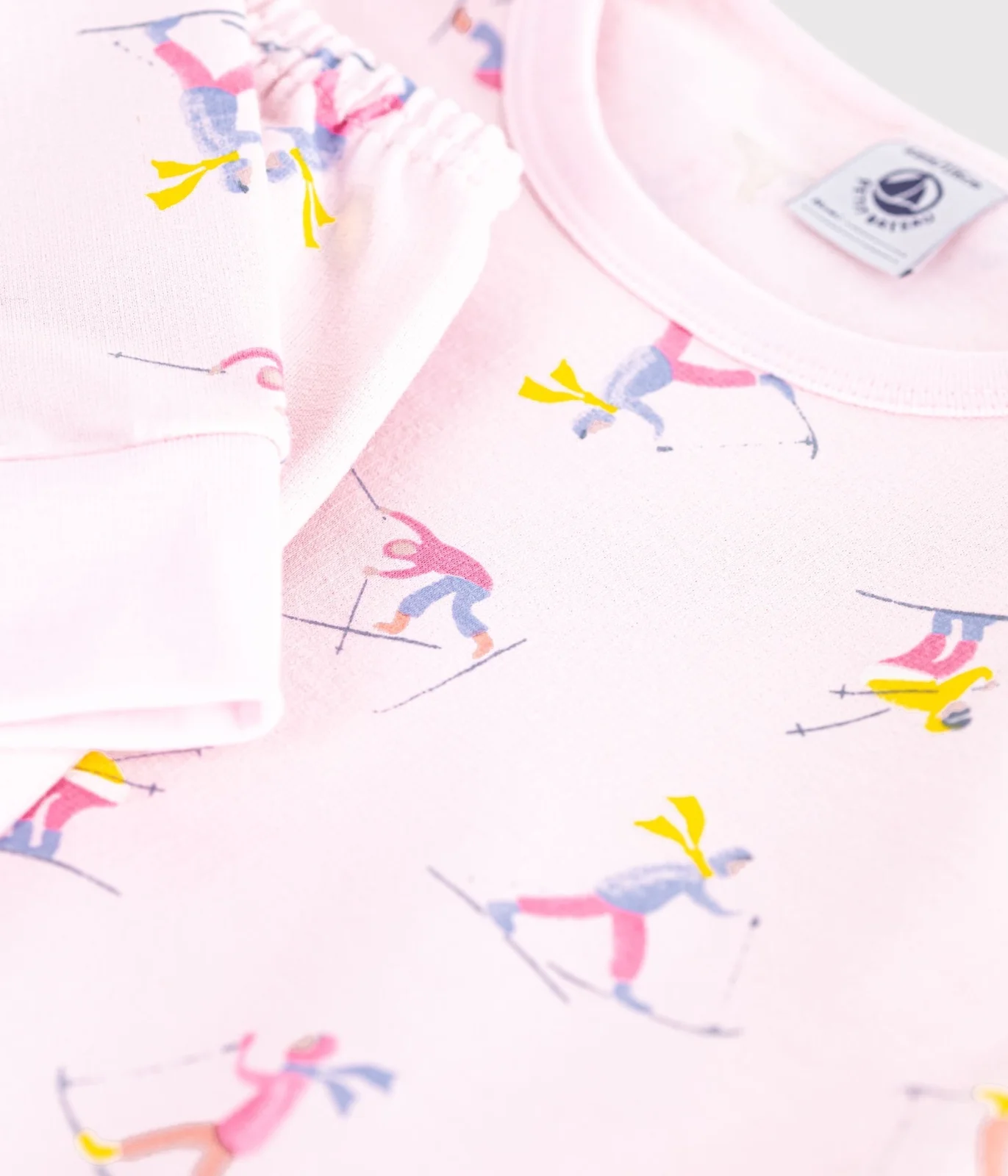 Children's pyjamas in ski-print fleece