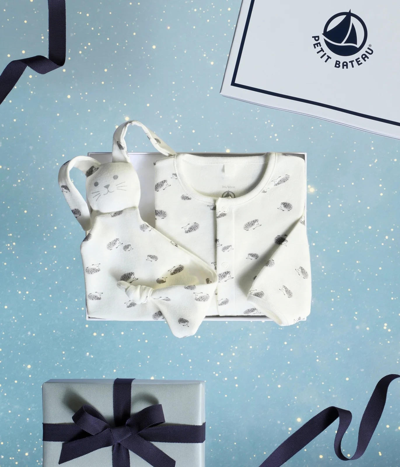 Newborn babies' printed cotton gift set