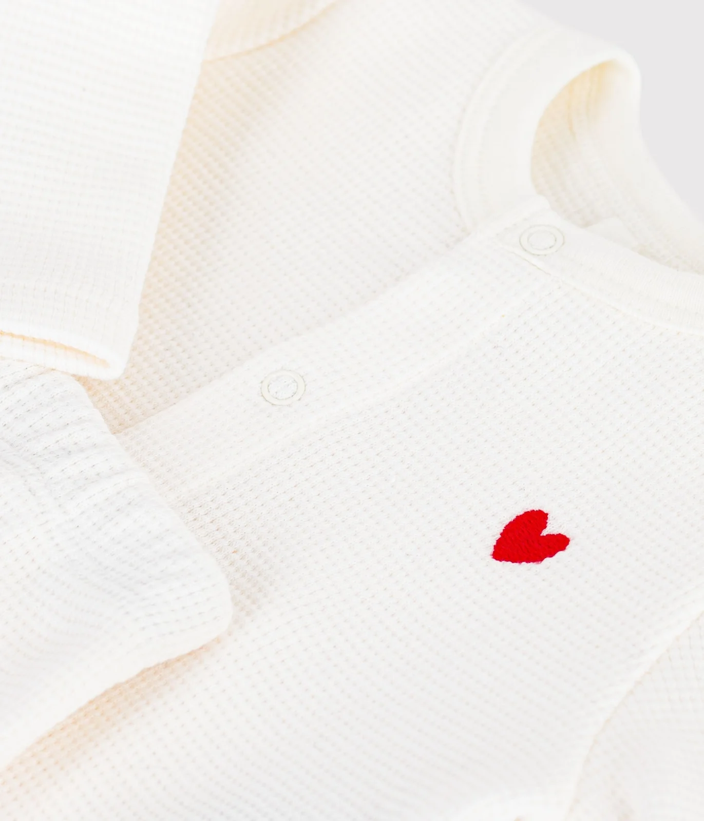 Baby set in plain embroidered cotton chest