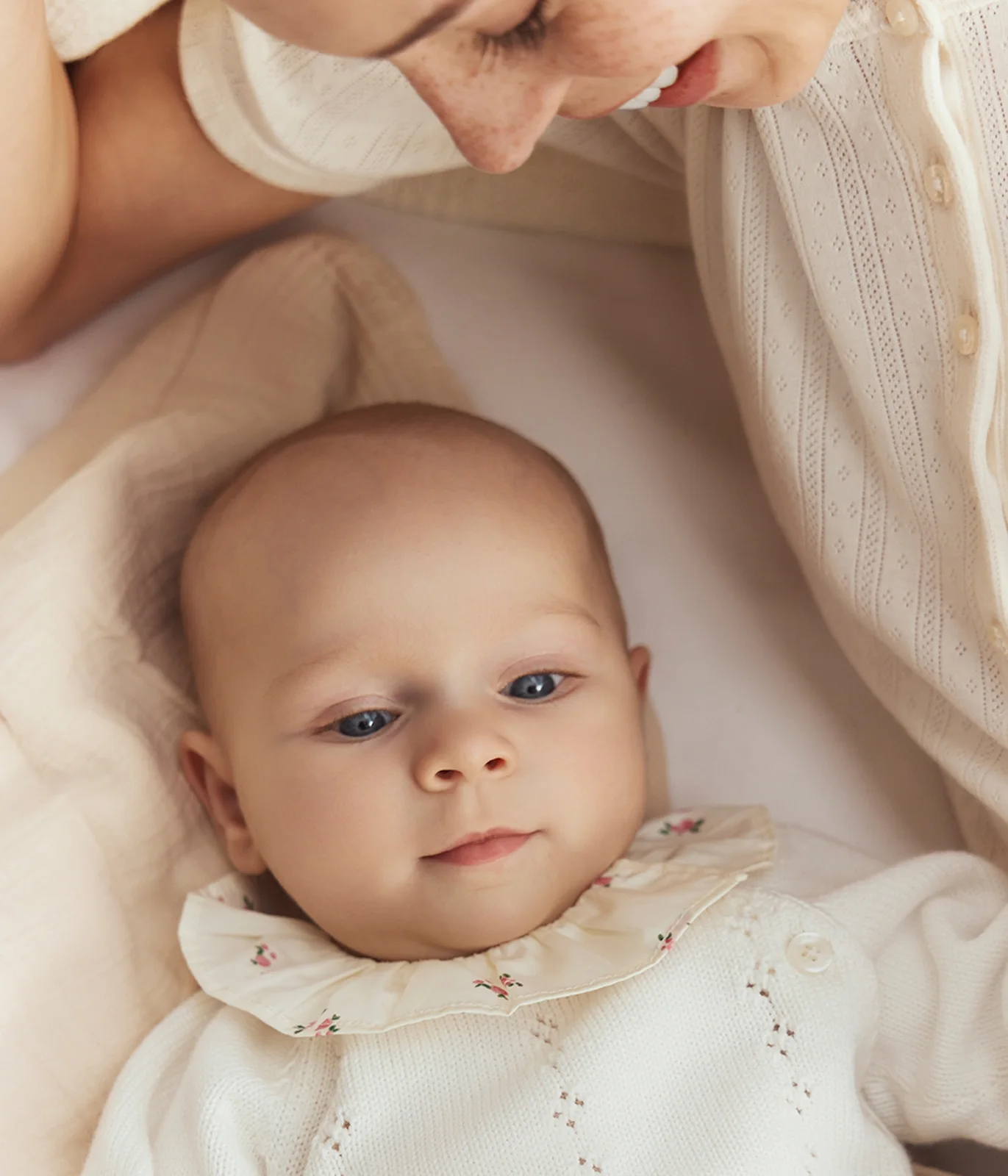 Babies' 2-piece set in wool and cotton with a flower-patterned ruff