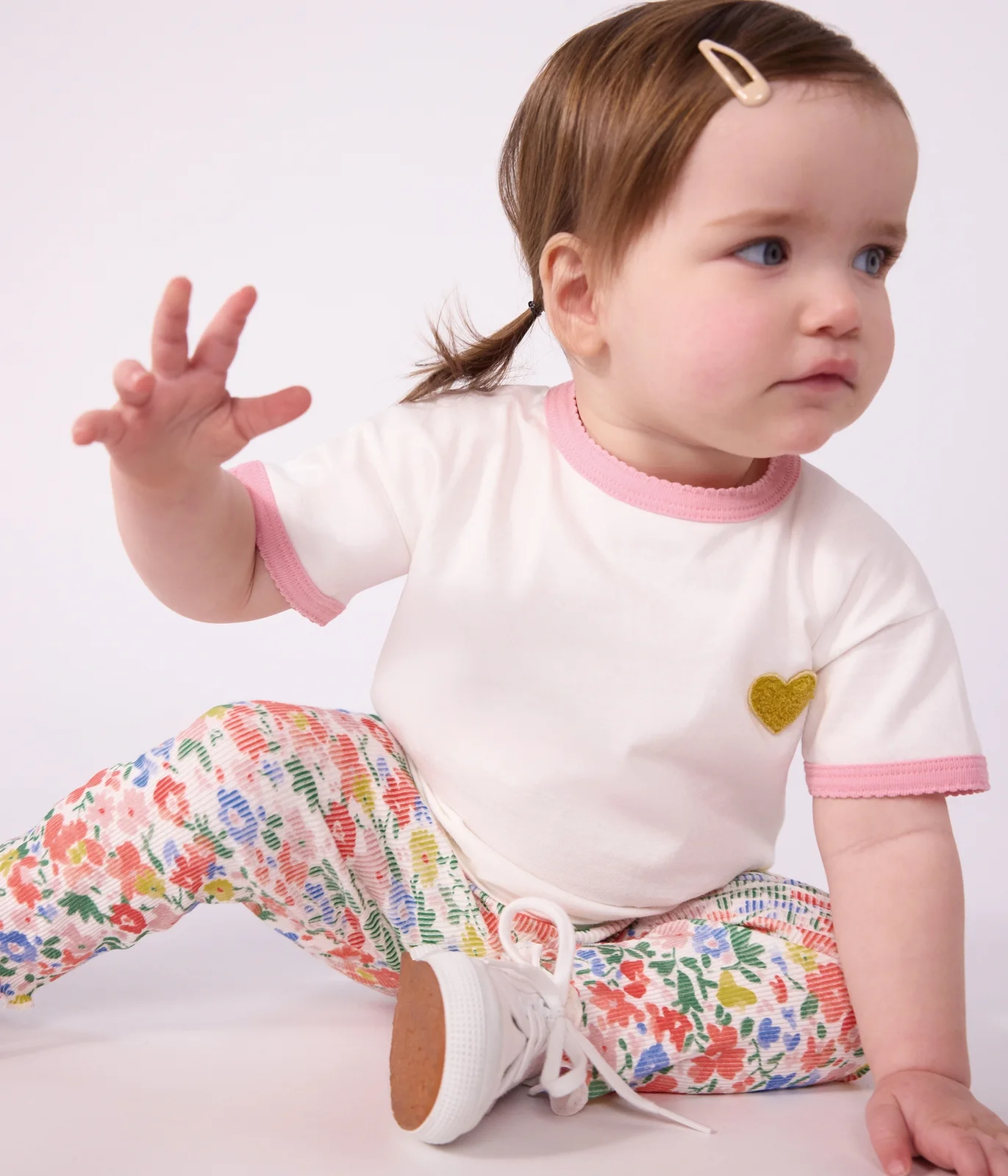 Babies' short-sleeved plain cotton T-shirt with a heart badge