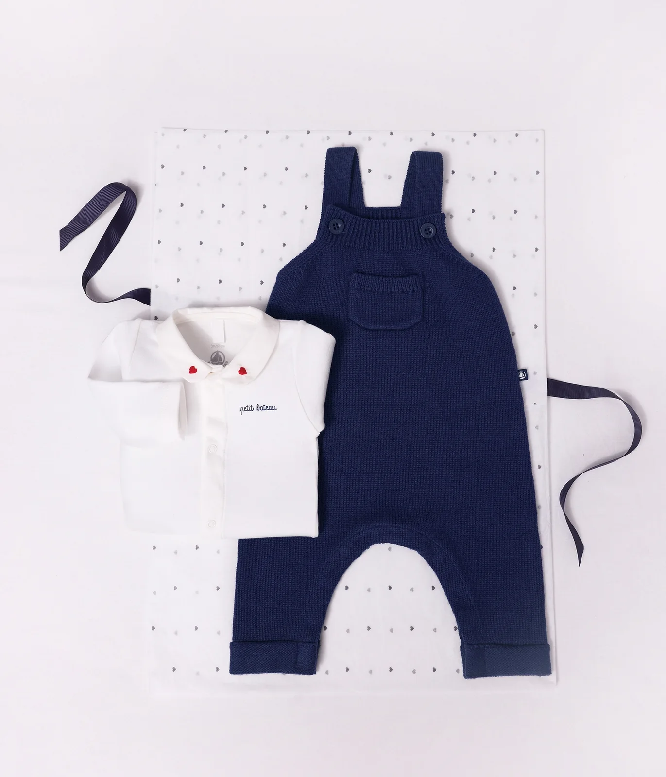 Babies' body with an embroidered collar and a message on the chest
