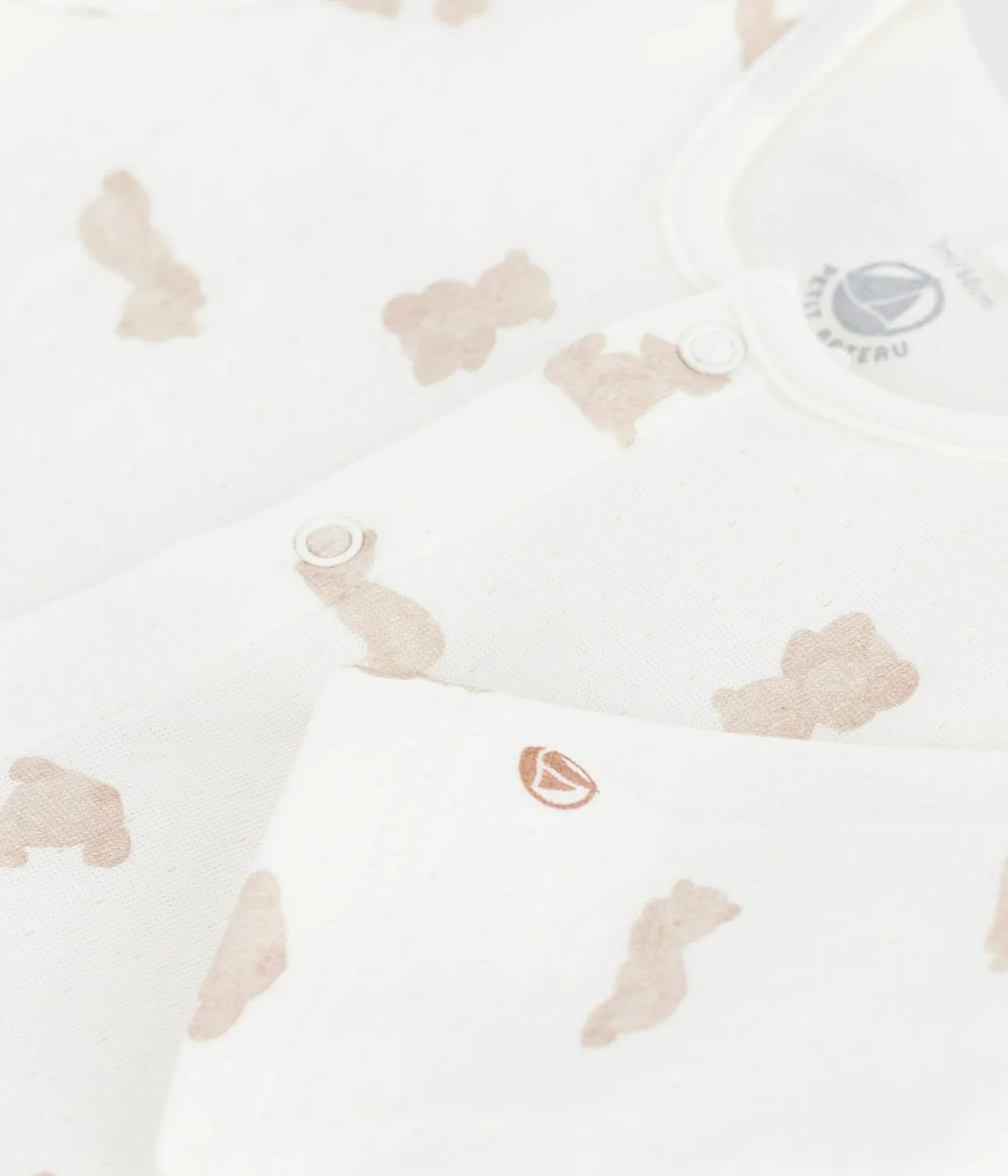 Unisex baby sleepsuit in thick cotton with a teddy bear print