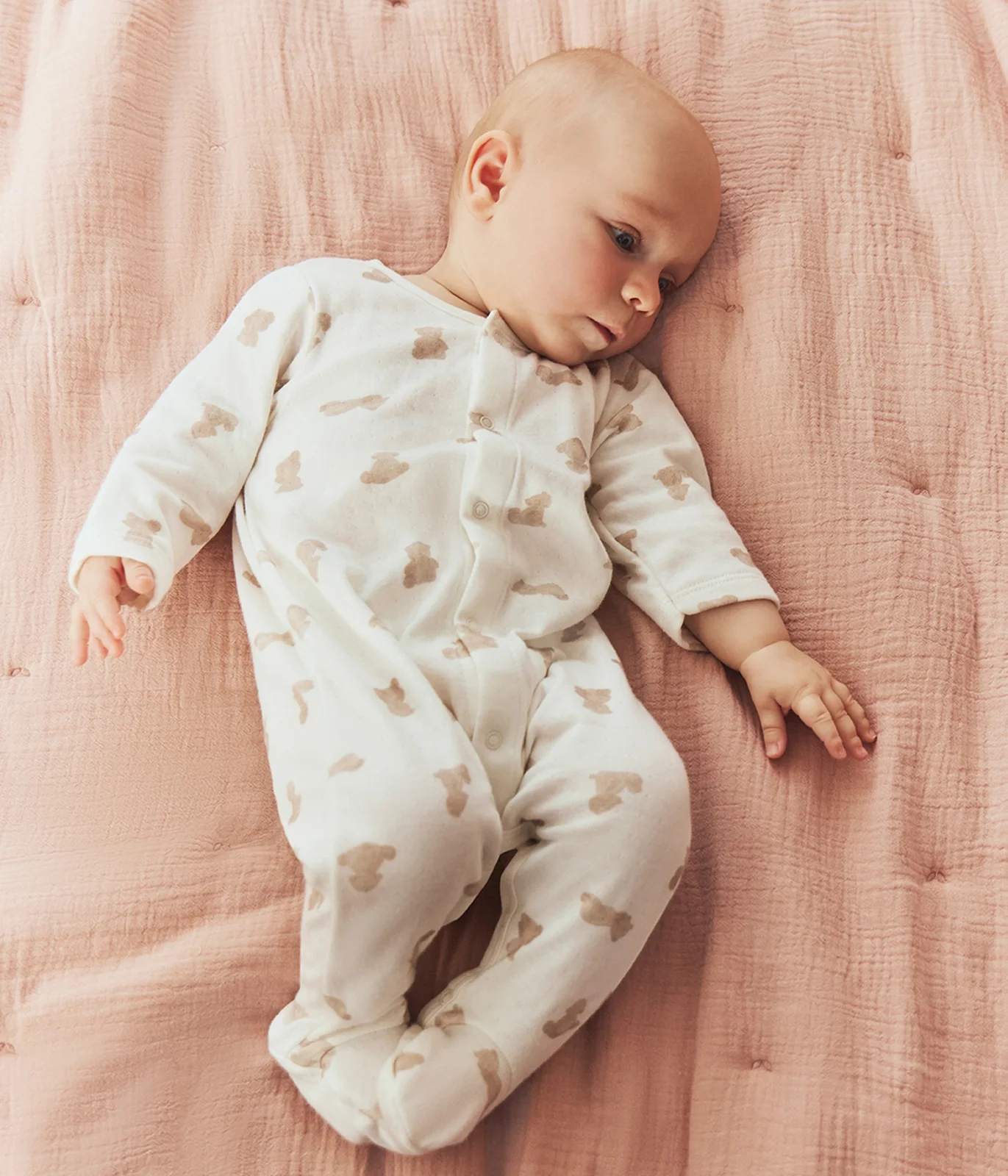 Unisex baby sleepsuit in thick cotton with a teddy bear print