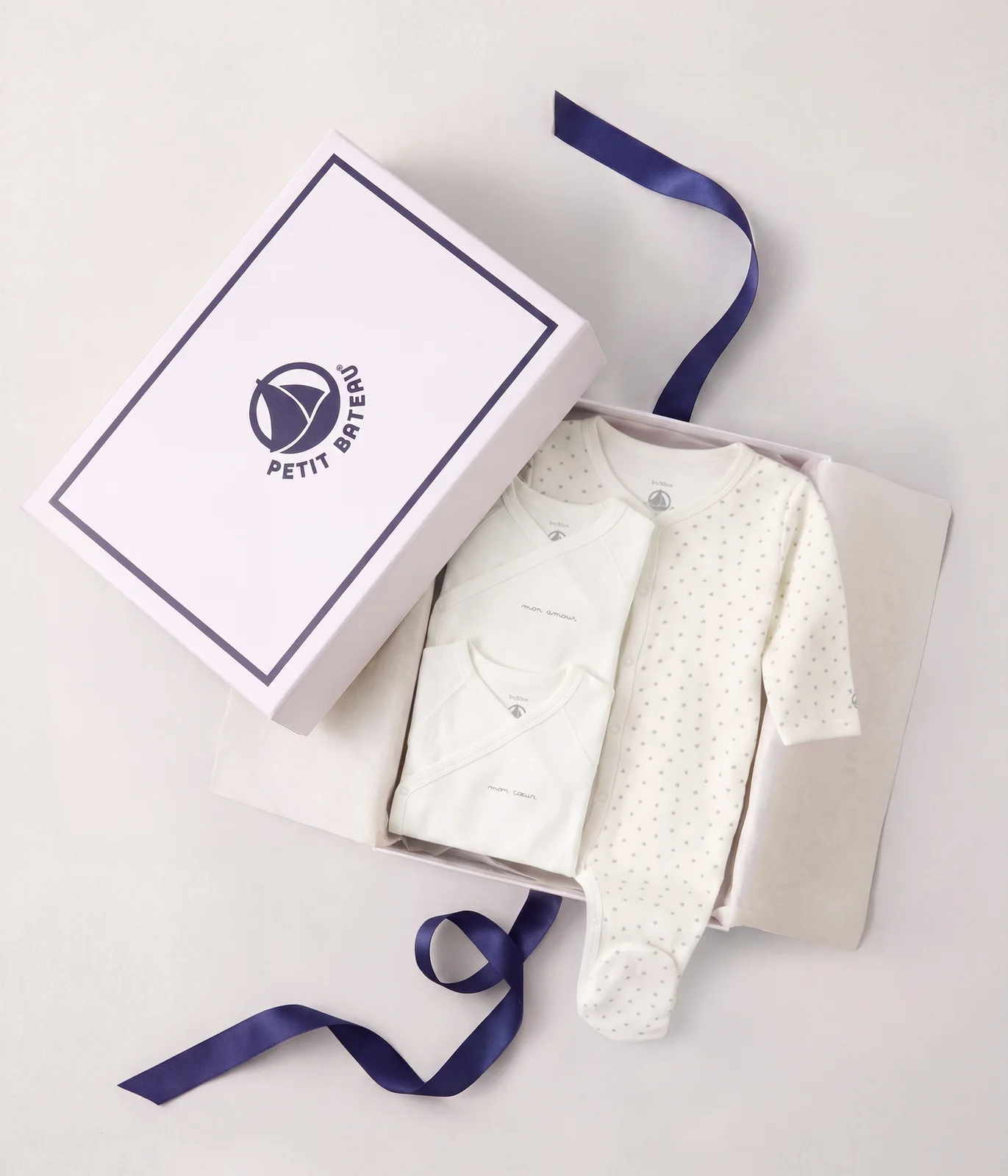Newborn babies' gift box set in cotton printed with little hearts