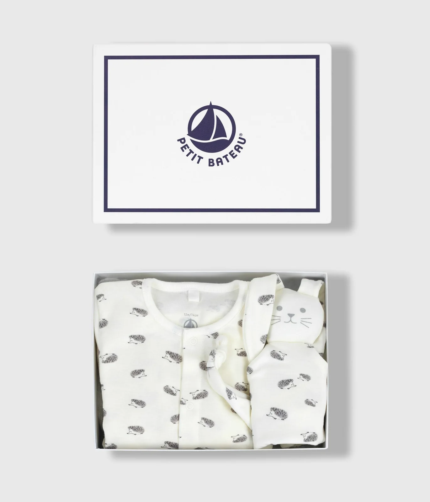 Newborn babies' printed cotton gift set