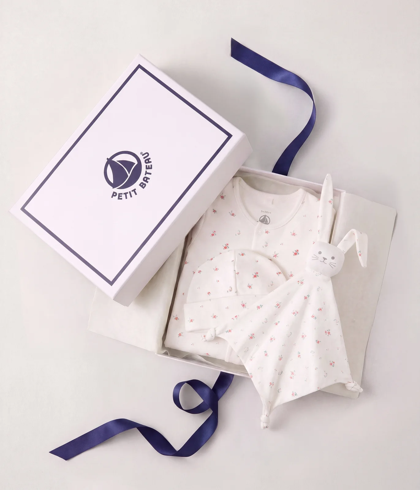 Newborn babies' floral-print cotton gift set