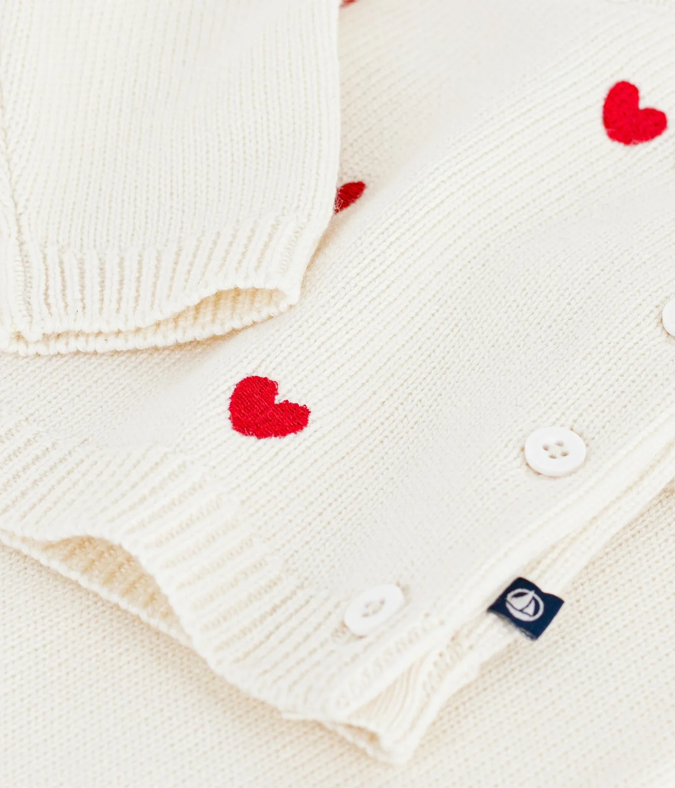 Babies' two-piece knitted outfit with embroidered hearts