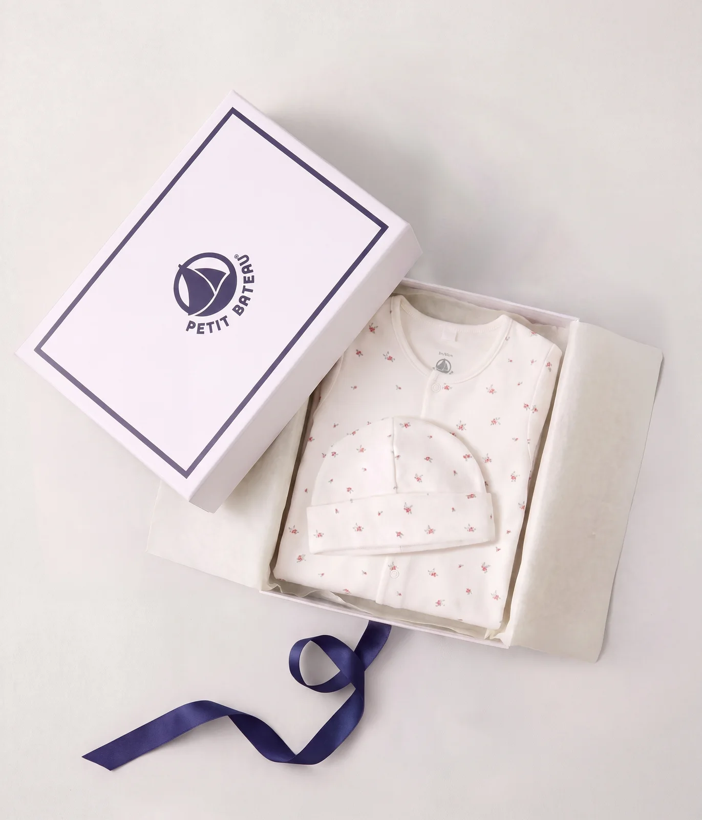 Newborn babies' printed cotton gift set