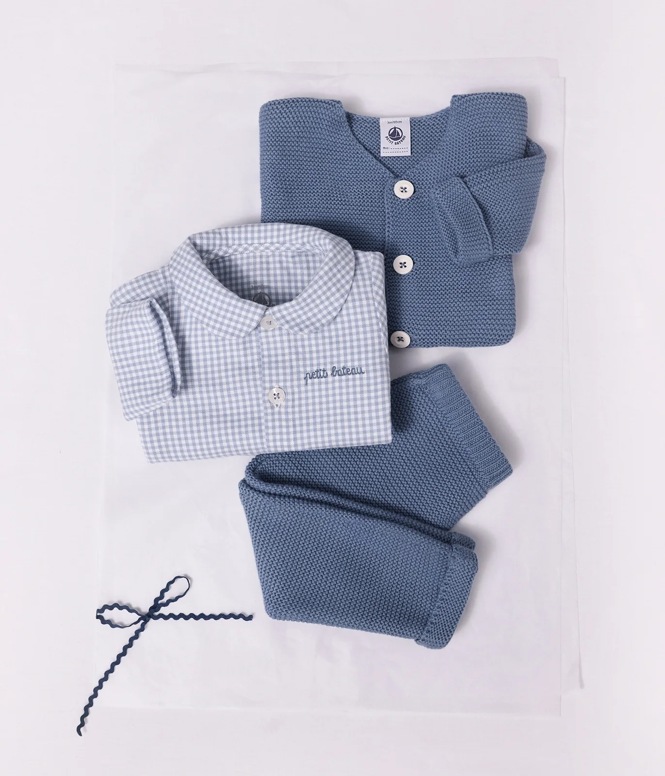Baby cardigan knitted in garter stitch in plain cotton