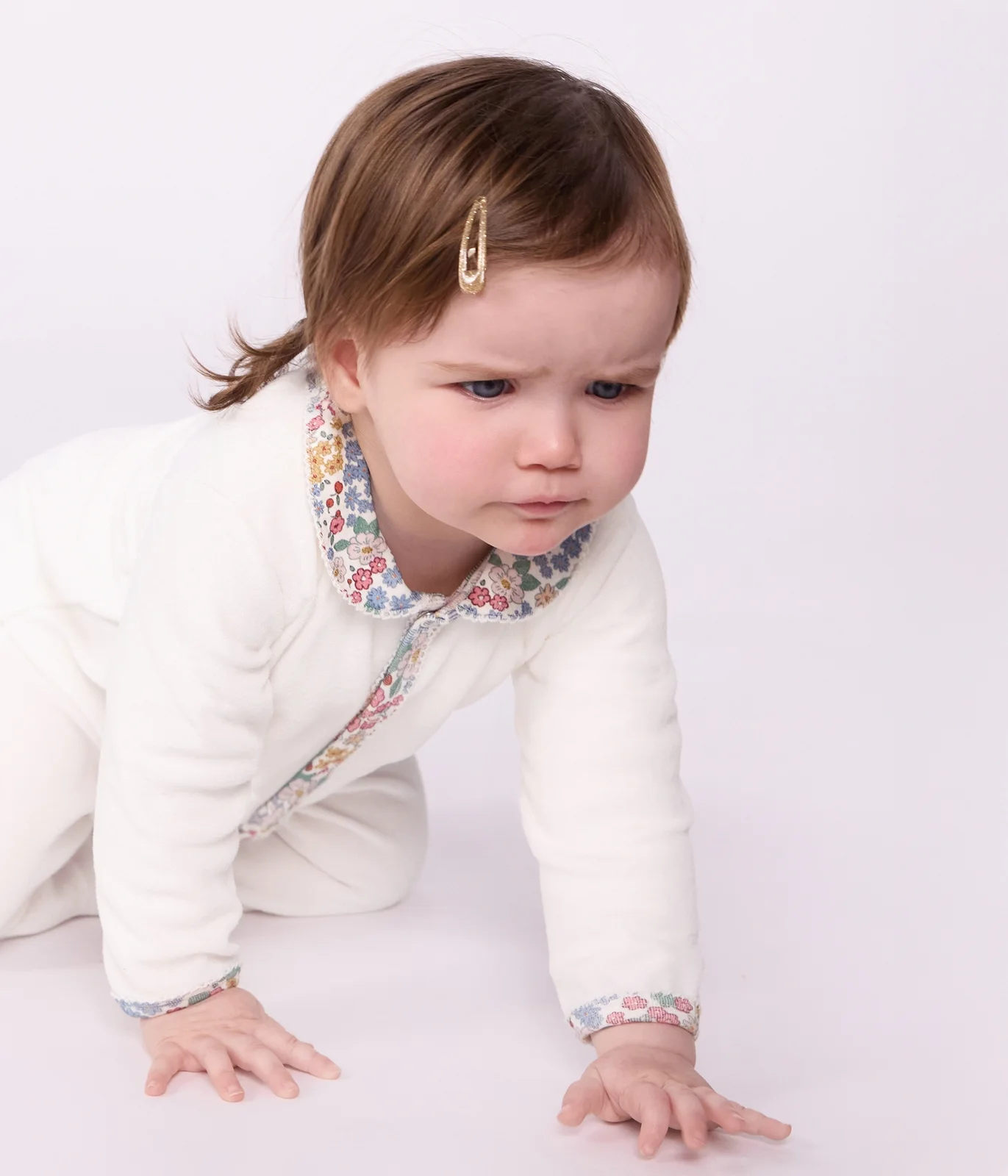 Babies' pyjama suit in plain velour with a collar and floral print detail