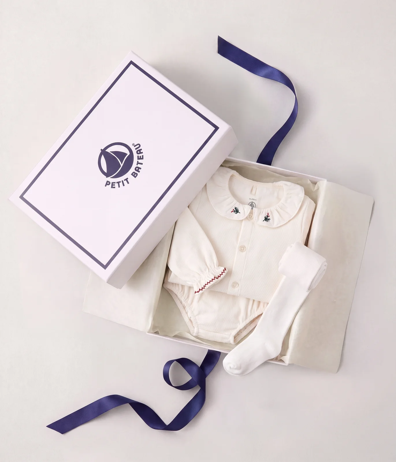 Babies' gift box with a blouse, bloomers and tights