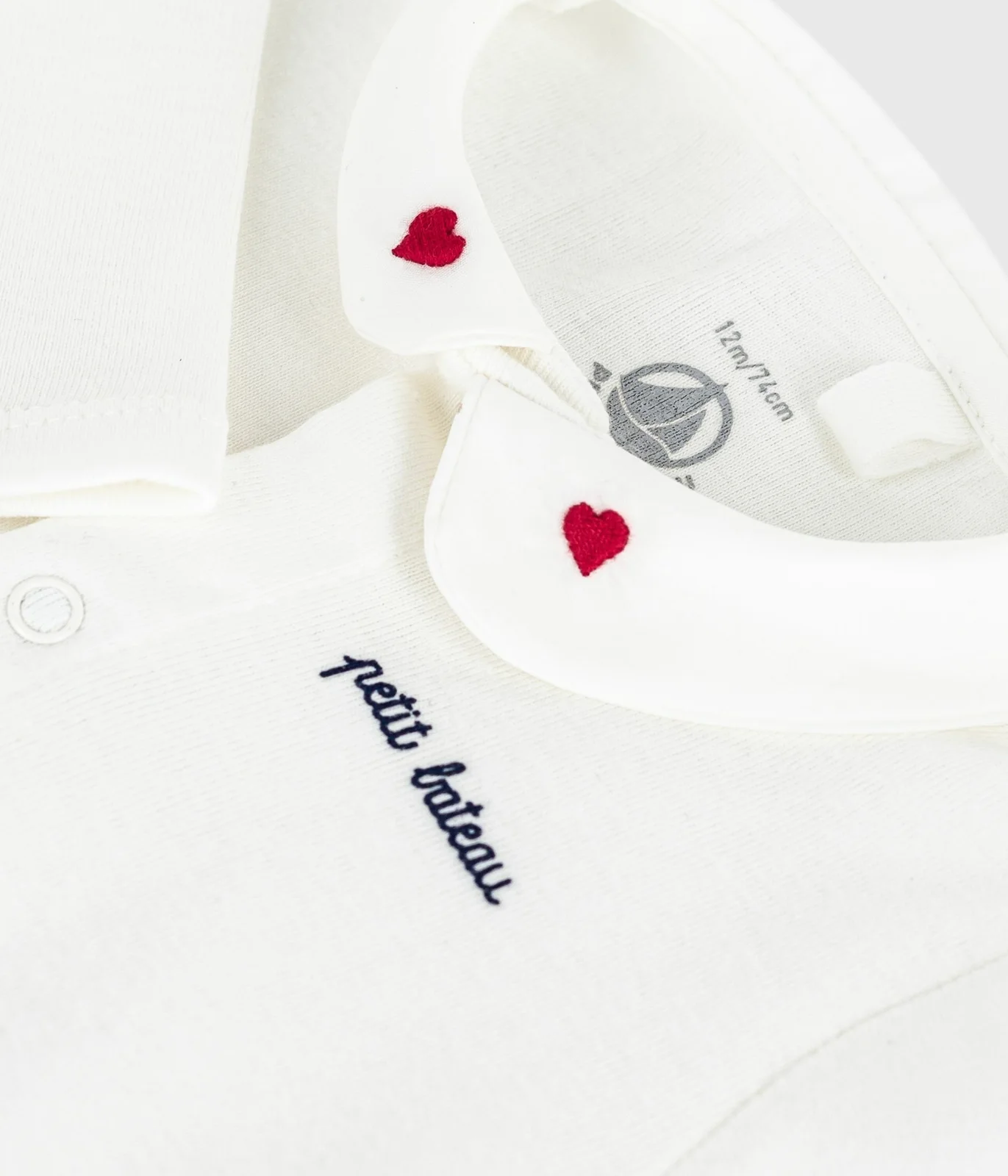 Babies' body with an embroidered collar and a message on the chest