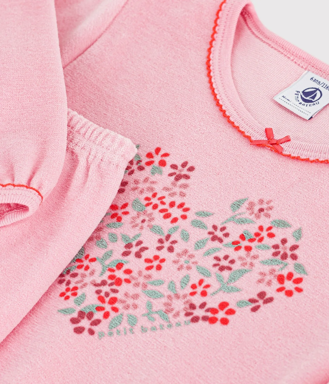 Children's velour pyjamas with a heart motif