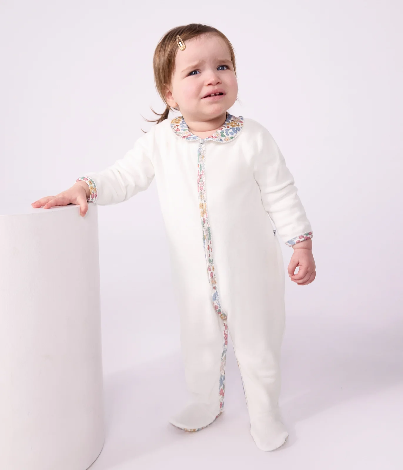 Babies' pyjama suit in plain velour with a collar and floral print detail