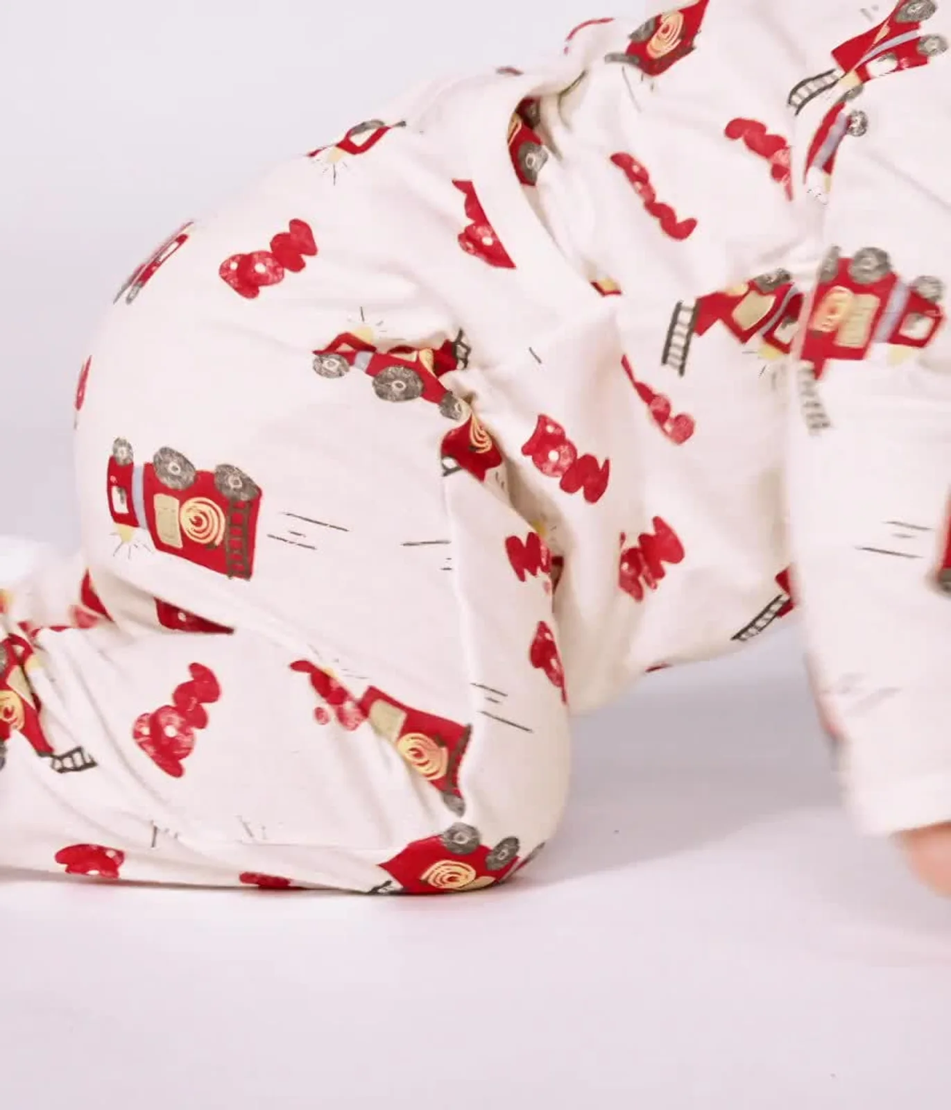 Babies' pyjama suit in tube knit fabric with a printed firefighter design and a back opening – Video e produktit