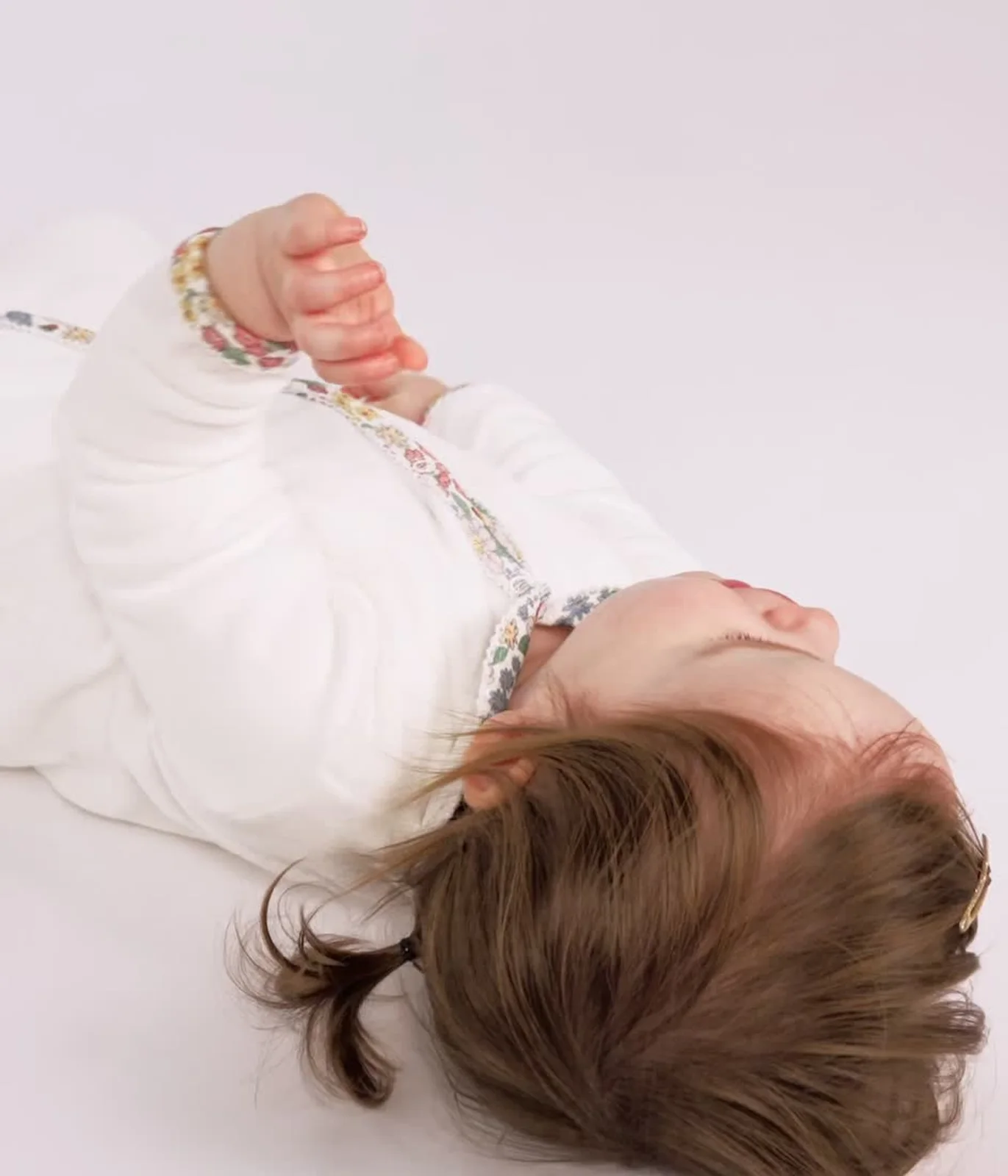 Babies' pyjama suit in plain velour with a collar and floral print detail – Video e produktit
